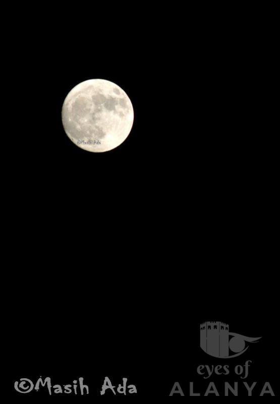 Alanya's full moon where you will fall in love it ..... Alan -ADA, Masih