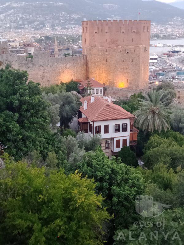 Tepeden kızılkule ve muhteşem doyumsuz Alanya seyri -Gülümser, Mahmut