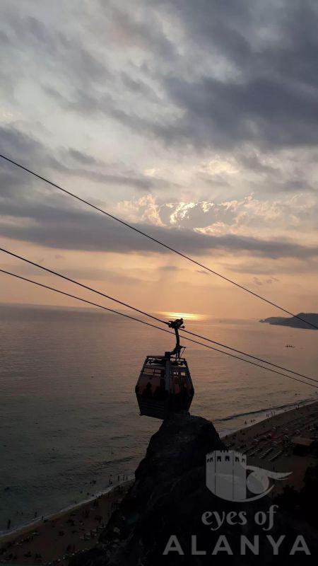 Kleopatra  gün batıminda teleferik geçişi -Türen, Fatma