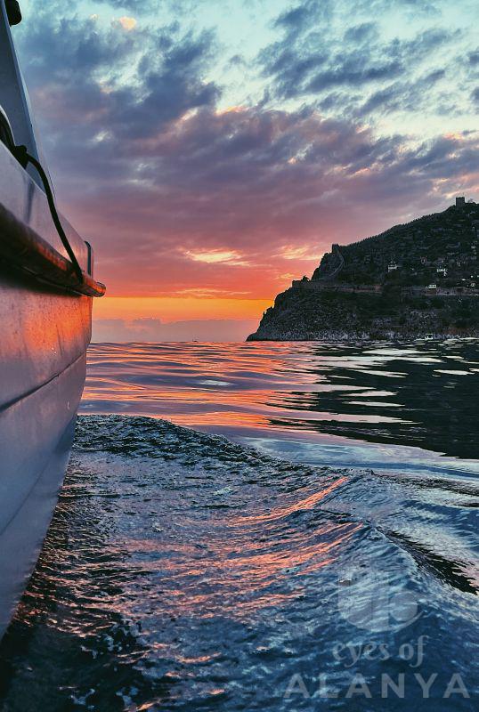 Alanya Kalesi ve Günbatımının Denize Yansıyan Yüzü -Karahasan, Mustafa