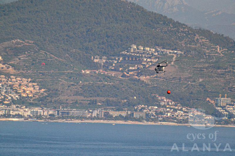 Alanya'da yangına müdahale sırasında bir helikopter. -KARACA, HÜSEYİN