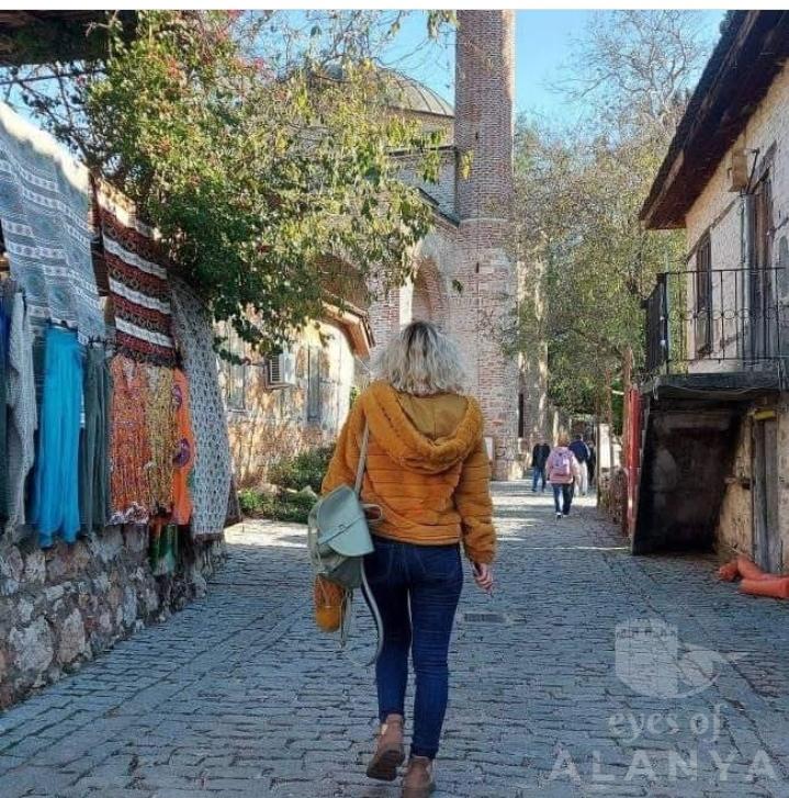 Otantik yol -Gençer, Selda